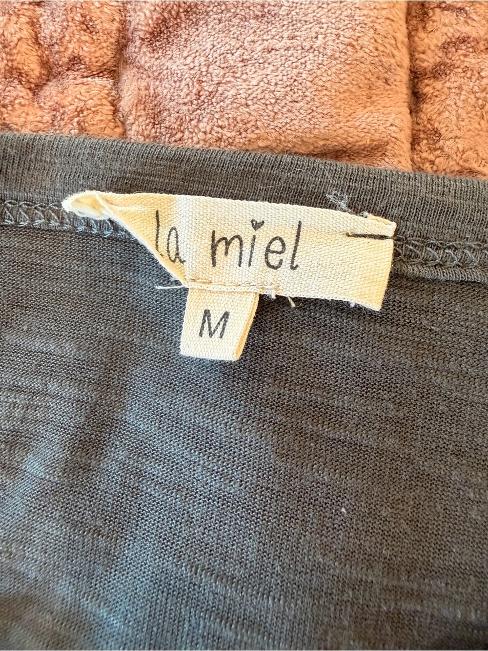 LA MIEL Short Sleeve Ruched Gray T-Shirt Dress - Picture 4 of 4